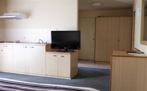 Minibar, escritorio, tabla de planchar con plancha y cunas 