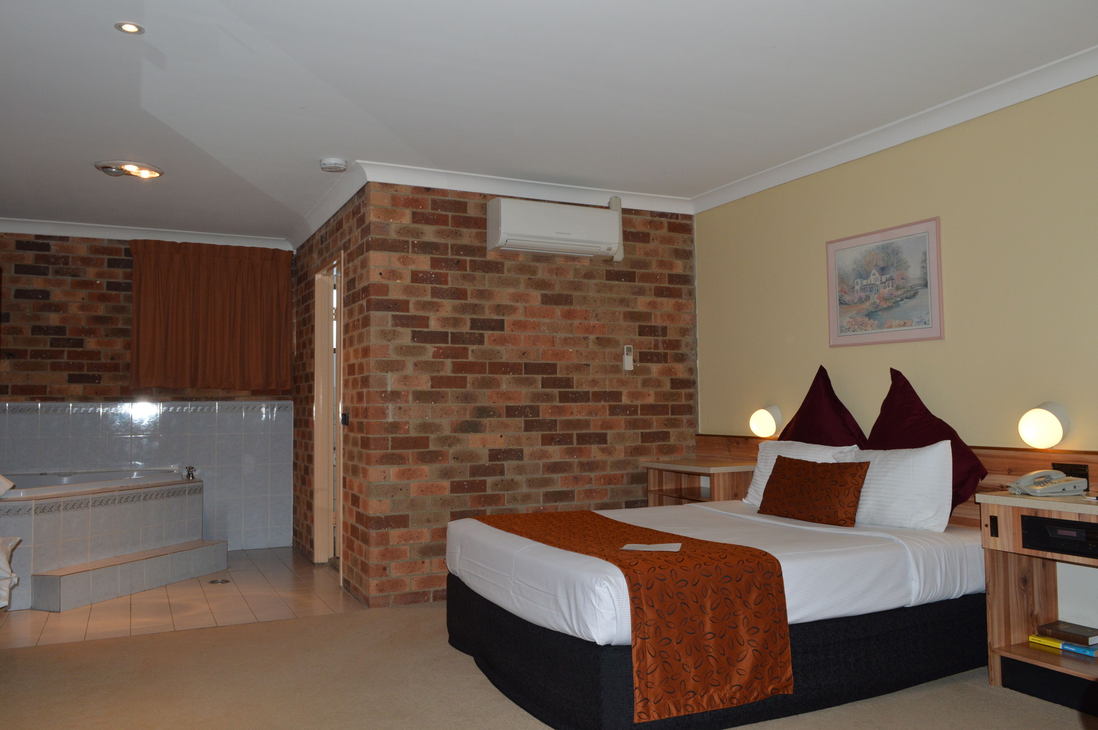 Standardzimmer (with Bath) | 1 Schlafzimmer, Minibar, individuell dekoriert, individuell eingerichtet