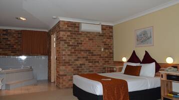 Standardzimmer (with Bath) | 1 Schlafzimmer, Minibar, individuell dekoriert, individuell eingerichtet