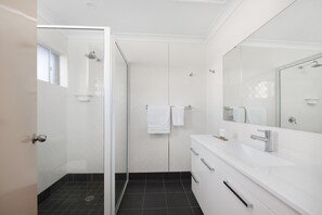 Dusche, kostenlose Toilettenartikel, Haartrockner, Handtücher