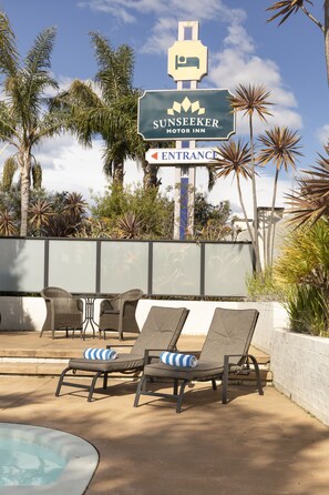Seasonal outdoor pool - Sunseeker Motor Inn (Batemans Bay)