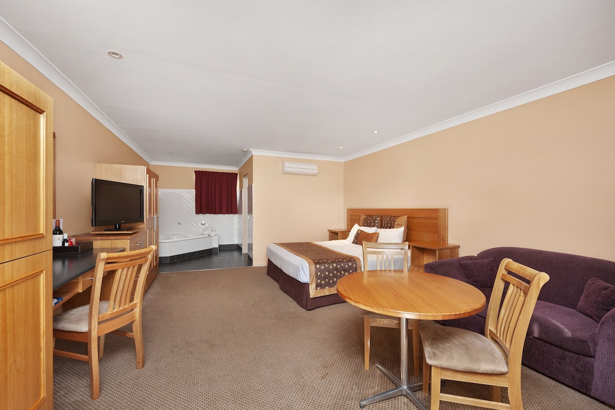 King Spa | 1 bedroom, minibar, individually decorated, individually furnished