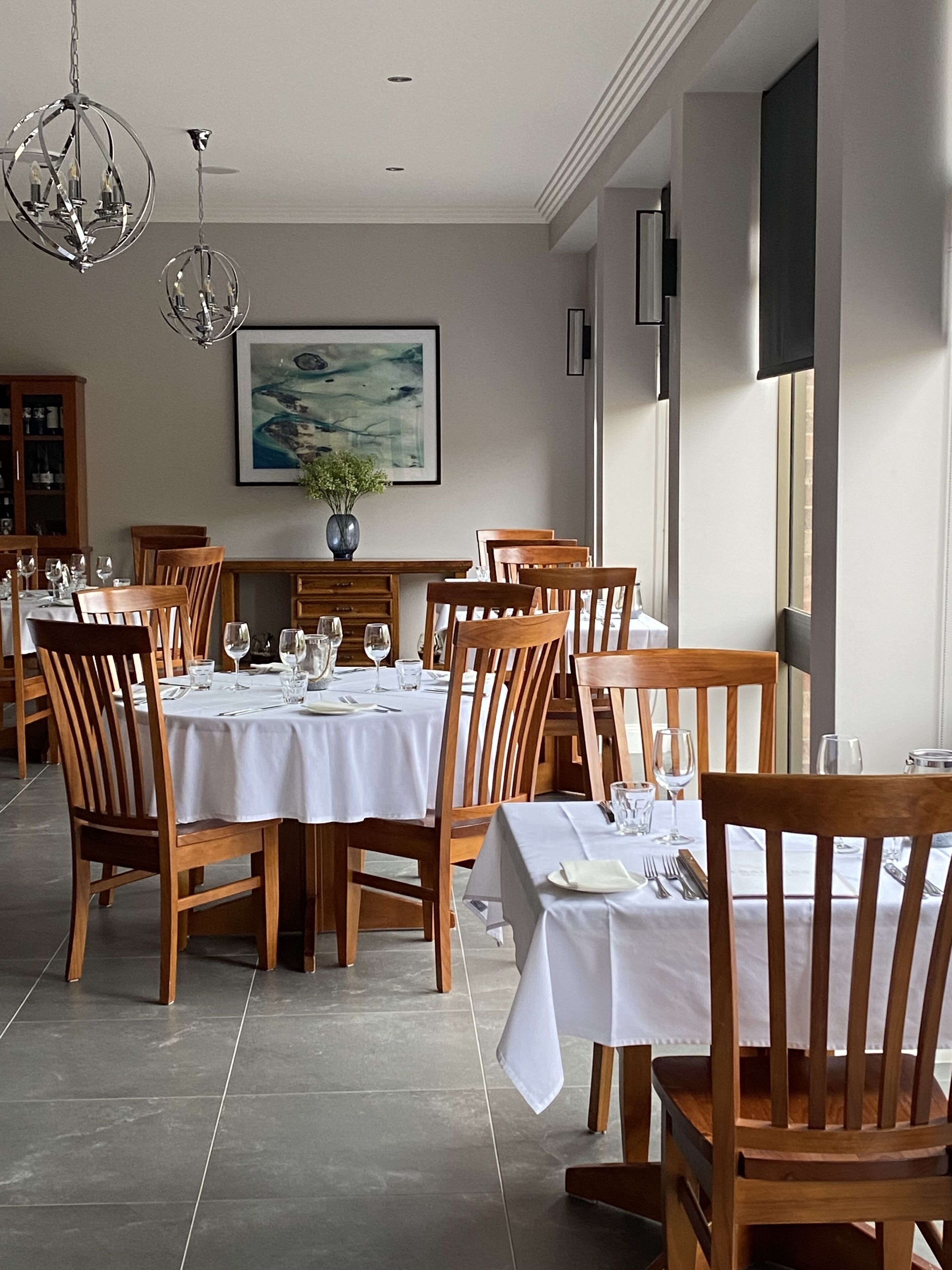 Se sirven desayunos y cenas, cocina internacional