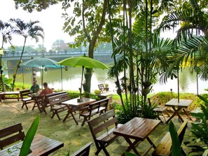 Terrace/patio - Hollanda Montri Guesthouse (Chiang Mai)