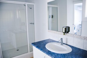 Douche, articles de toilette gratuits, sèche-cheveux