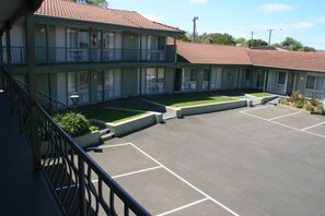 المنطقة المحيطة بالمنشأة