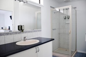 Douche, articles de toilette gratuits, sèche-cheveux