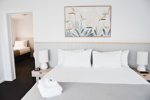 Sengetøy av topp kvalitet, senger med Select Comfort-madrass og minibar