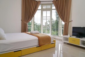 Premium bedding, Select Comfort beds, minibar, individually furnished - Omah Sastro (Depok)