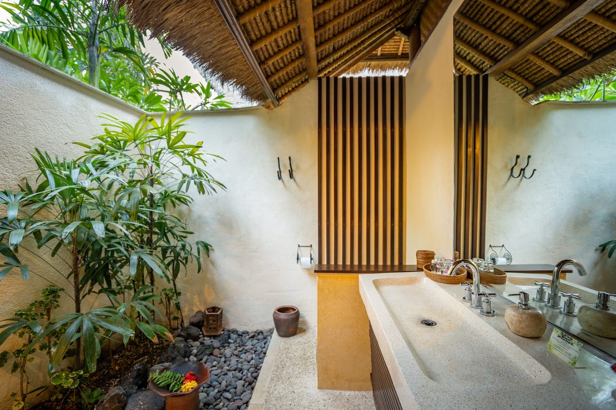 shower, rainfall showerhead, free toiletries, hair dryer