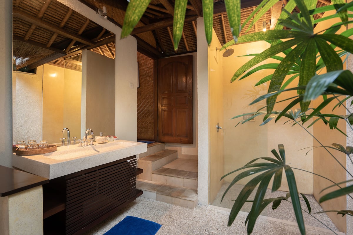 shower, rainfall showerhead, free toiletries, hair dryer