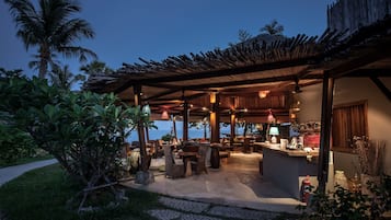 Se sirven desayunos, comidas, cenas y mariscos con mesas al aire libre