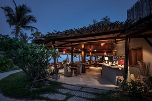 Se sirven desayunos y mariscos, restaurante con mesas al aire libre 