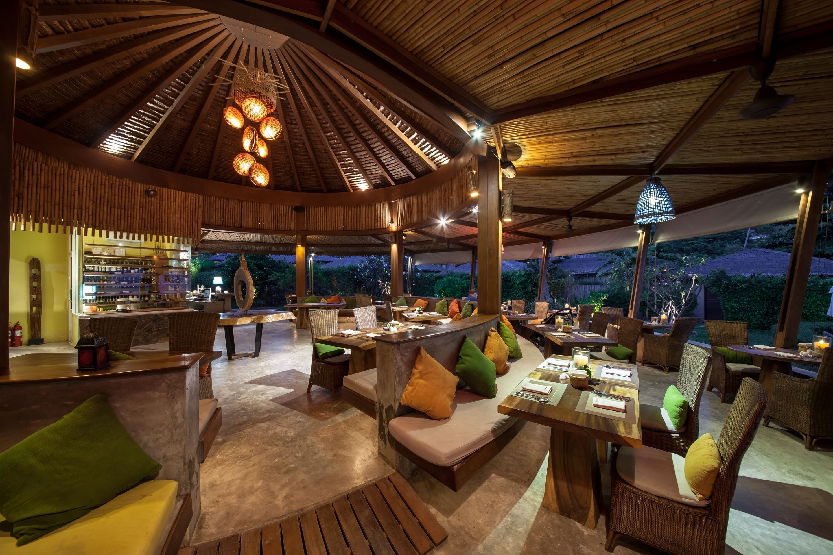 Breakfast, lunch, dinner served; seafood, alfresco dining 