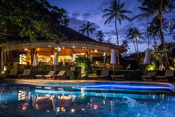 Breakfast, lunch, dinner served; seafood, al fresco dining