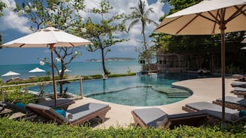 Piscina all'aperto, lettini