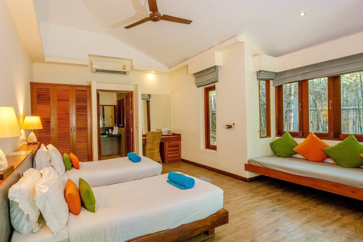 Two Bedroom Pool Villa | 迷你吧、房內夾萬、書桌、隔音