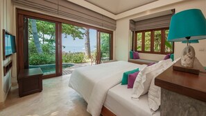 Villa, strandutsikt, ved strandkanten | Minibar, safe på rommet, skrivebord og lydisolert