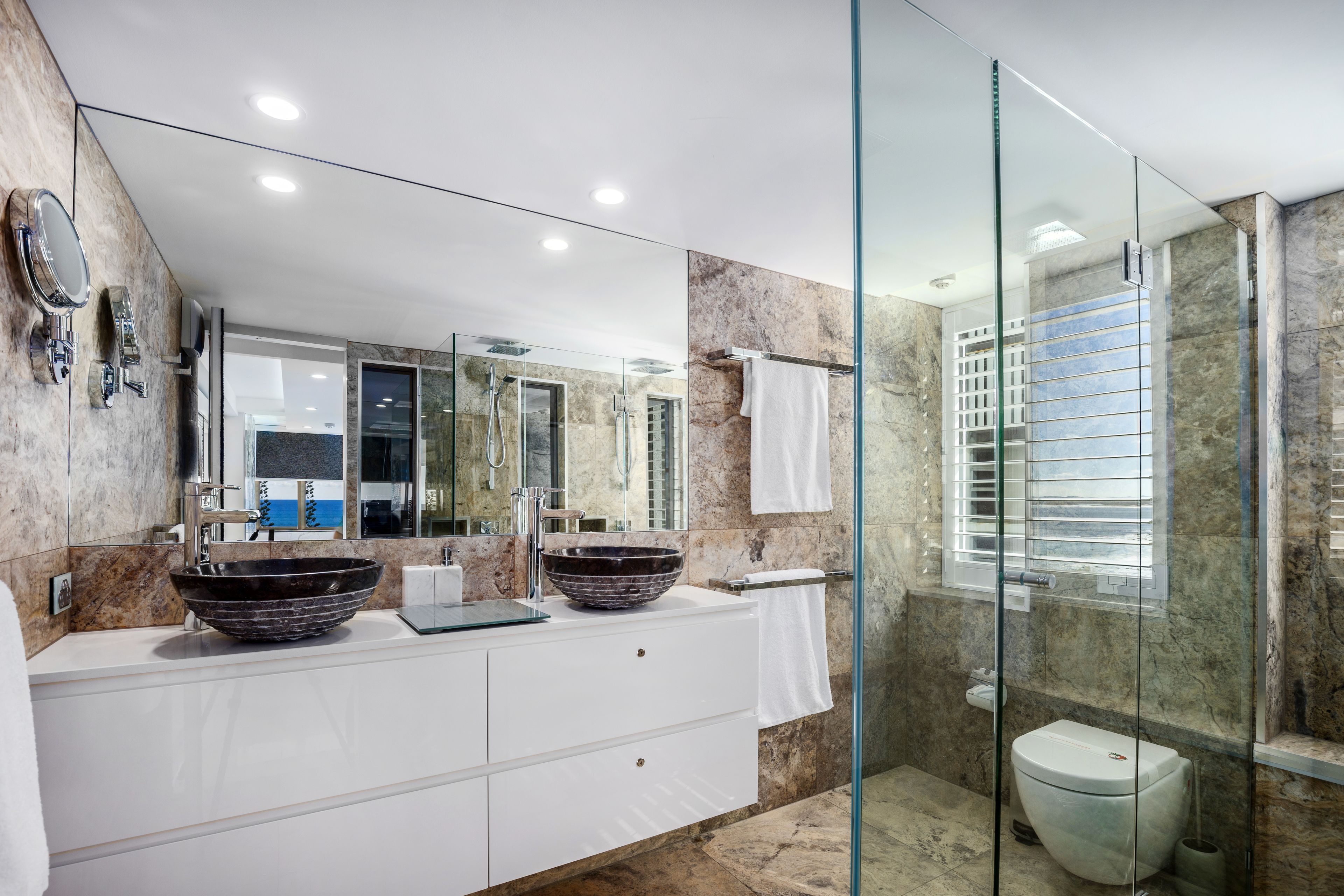 luxury beachfront apartment - 1 bedroom | bathroom | shower, hair dryer, towels