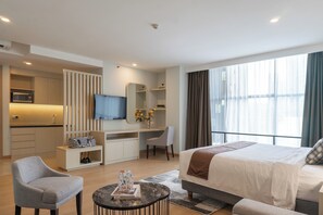 Premium bedding, in-room safe, desk, iron/ironing board - Avissa Suites (Jakarta)