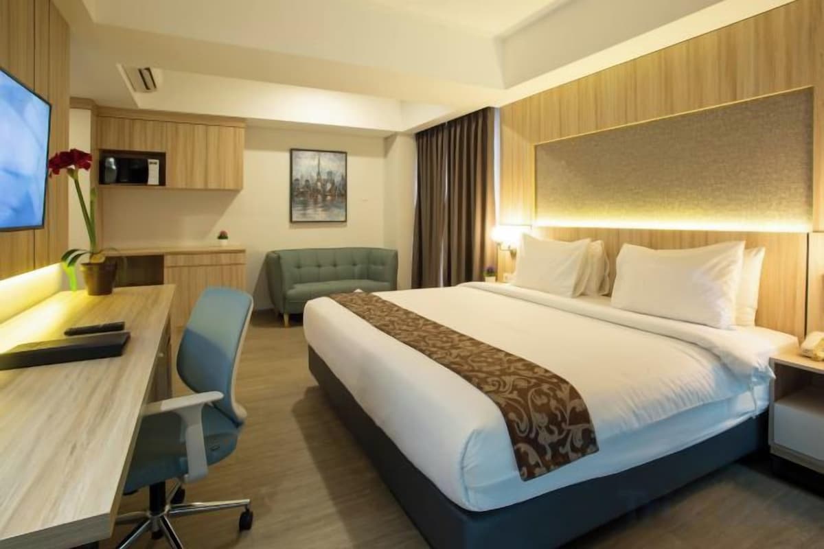 Premium bedding, in-room safe, desk, iron/ironing board (on request)
