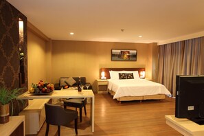 套房 (Includes Free Laundry 2 pcs / day) | 高档床上用品、客房内保险箱、办公桌、熨斗/熨板