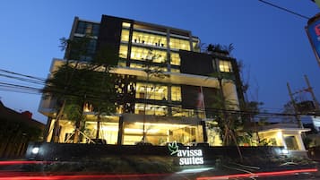 Voorkant accommodatie - avond/nacht