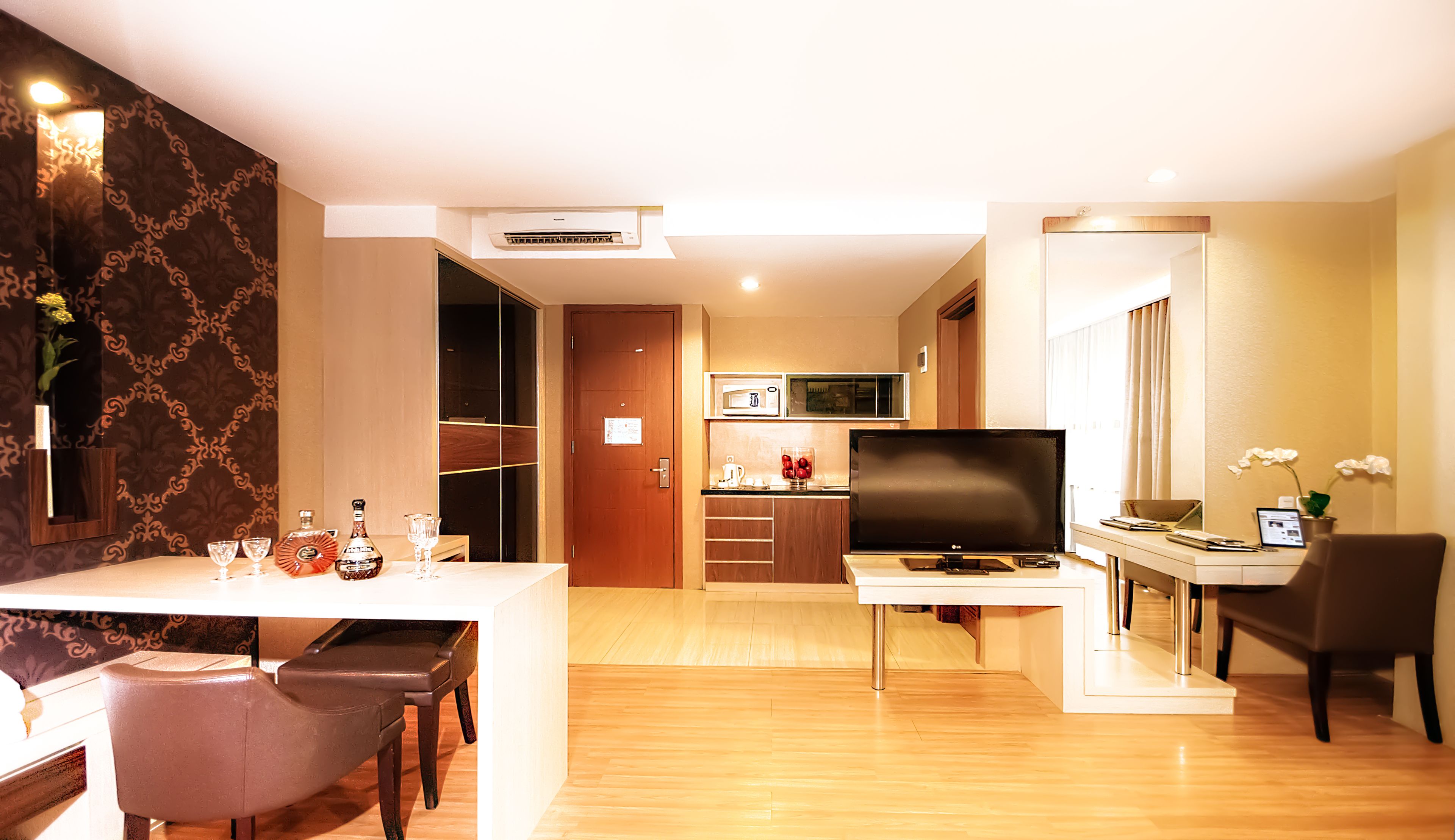 suite (includes free laundry 2 pcs / day) | premium bedding, in-room safe, desk, iron/ironing board