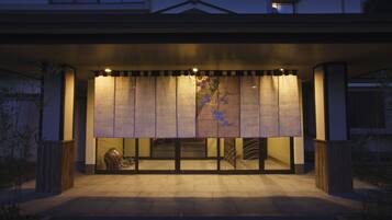 Façade de lâhĂ©bergement - soirĂ©e/nuit