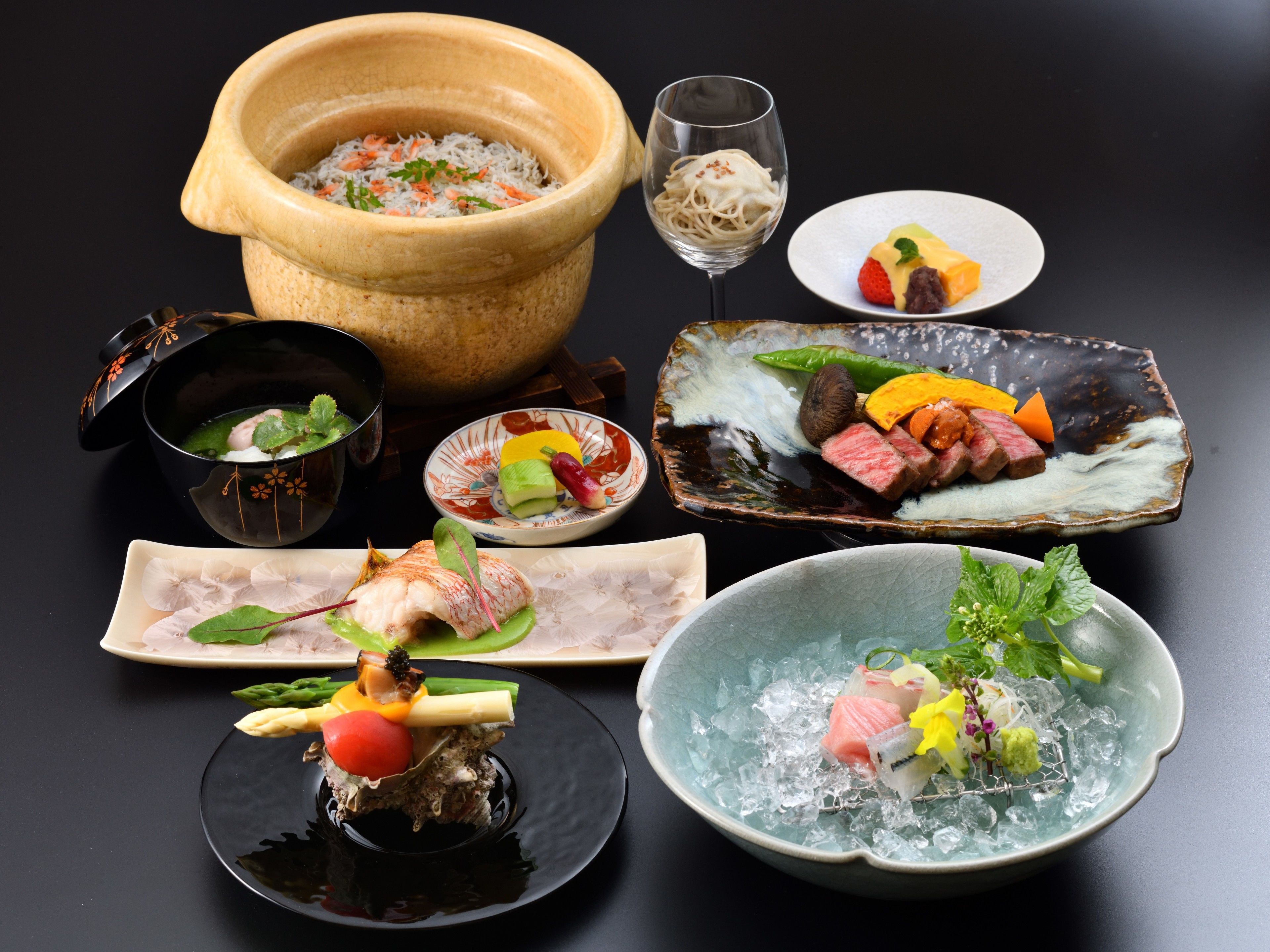 Variedad de platos que incluyen sushi, sashimi y un bol de arroz con salmón.
