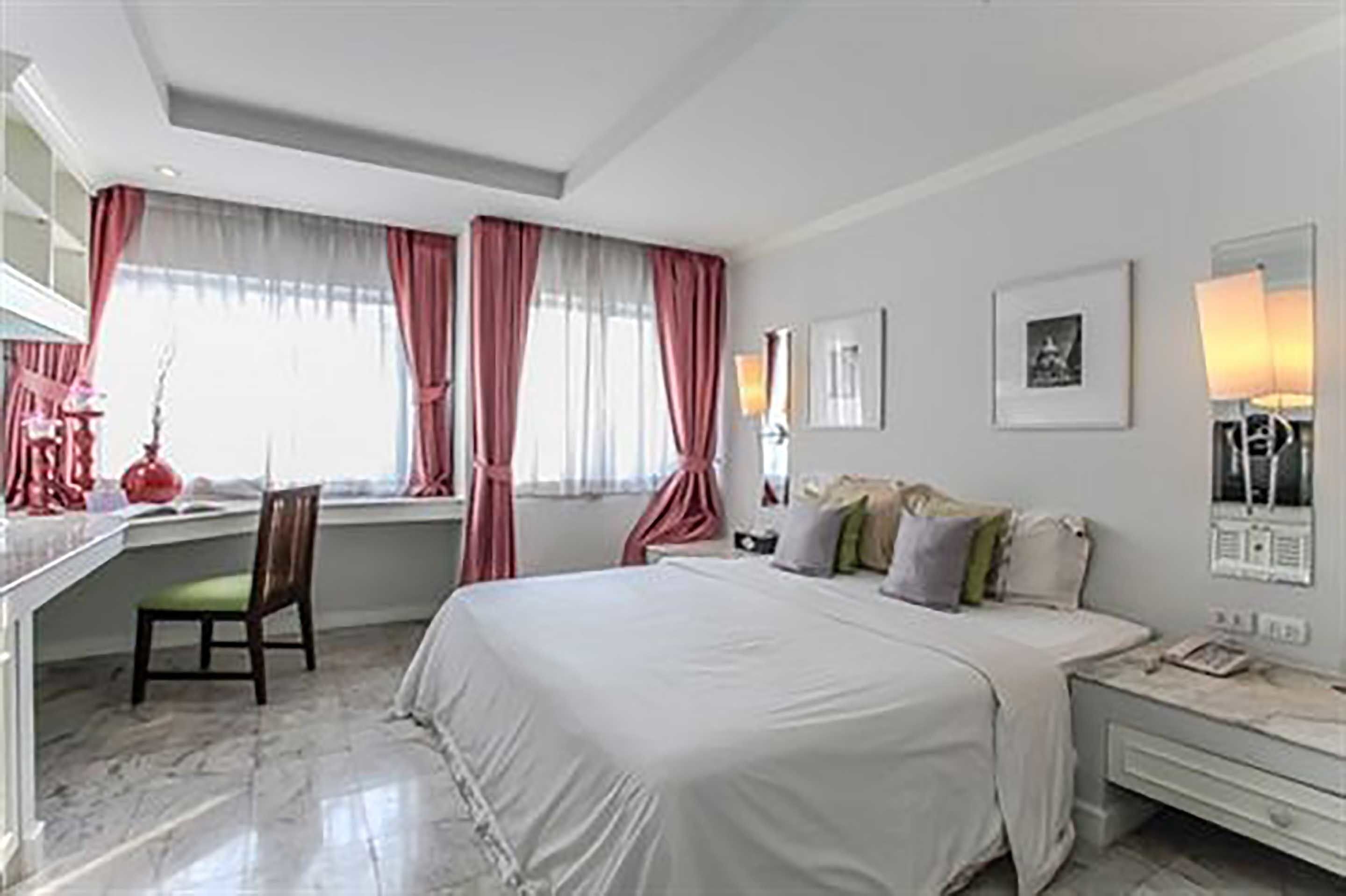 Minibar, desk, rollaway beds, free WiFi