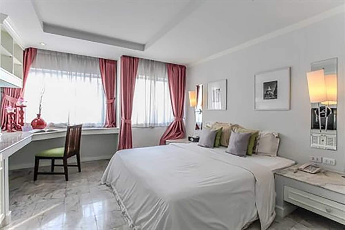 Minibar, desk, rollaway beds, free WiFi