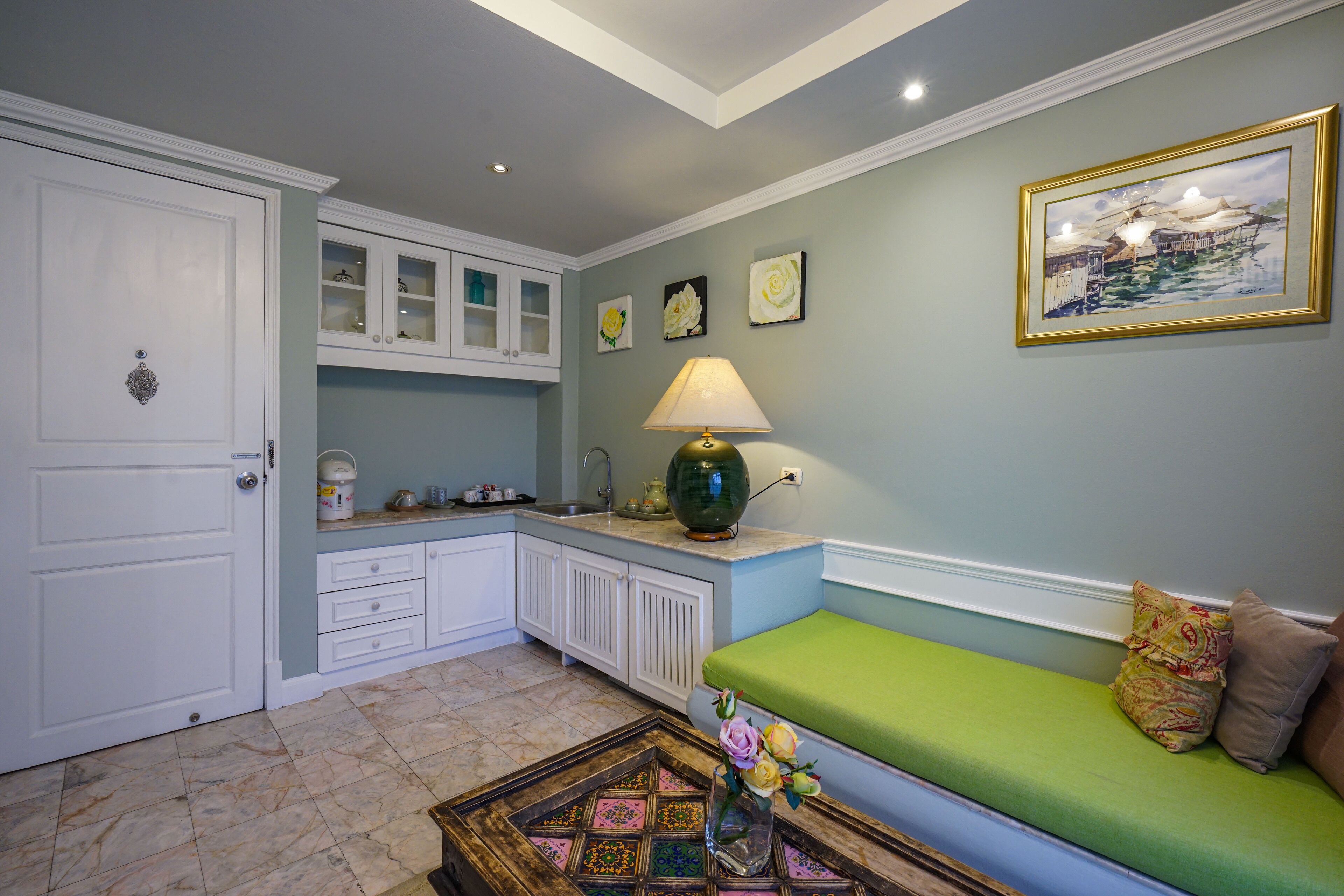 suite, 1 bedroom | living area | tv