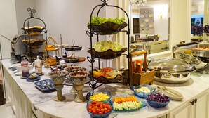 Una mesa de buffet con diversos alimentos y vajilla.