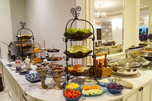 El desayuno cuesta 250 THB por persona