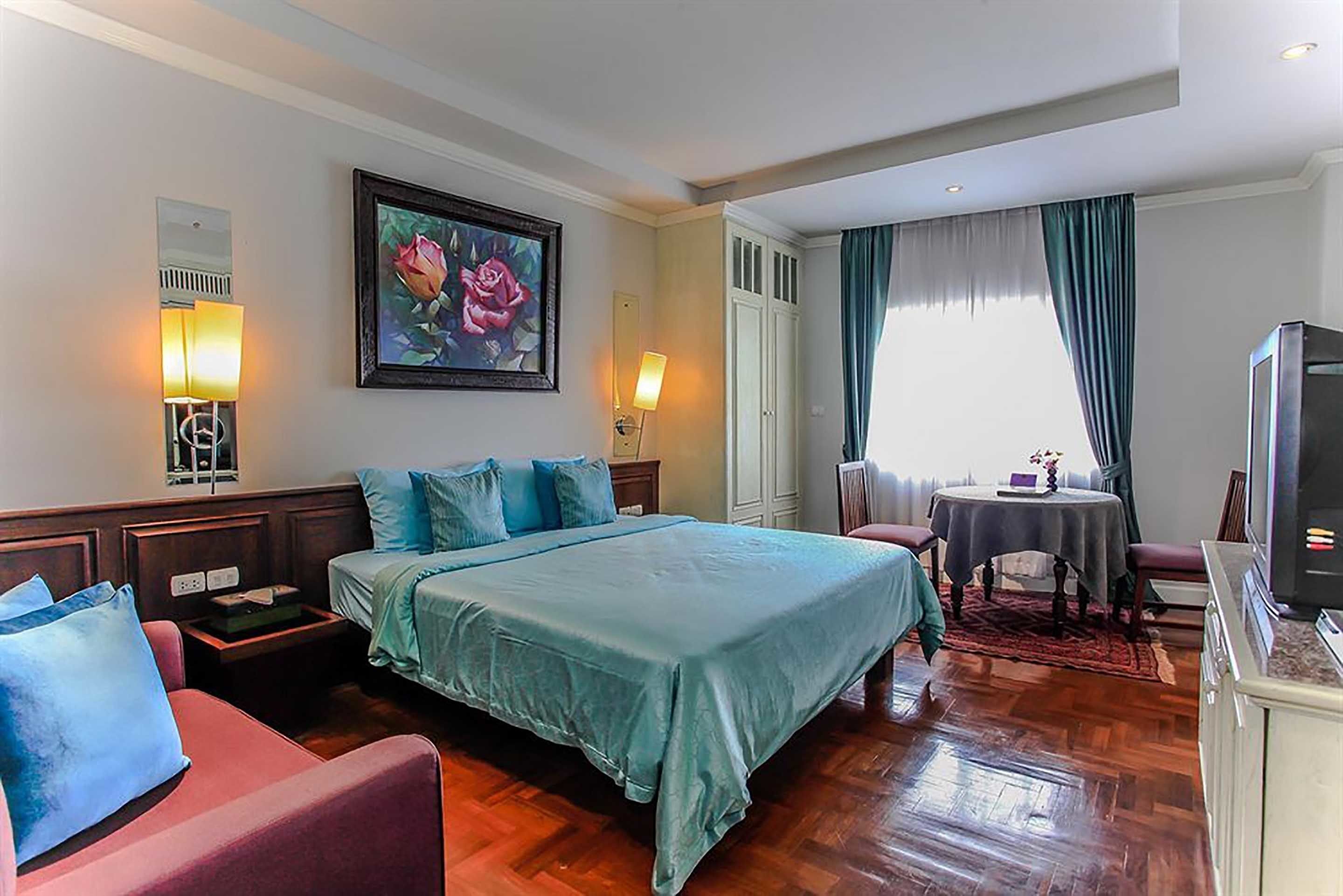 Minibar, desk, rollaway beds, free WiFi