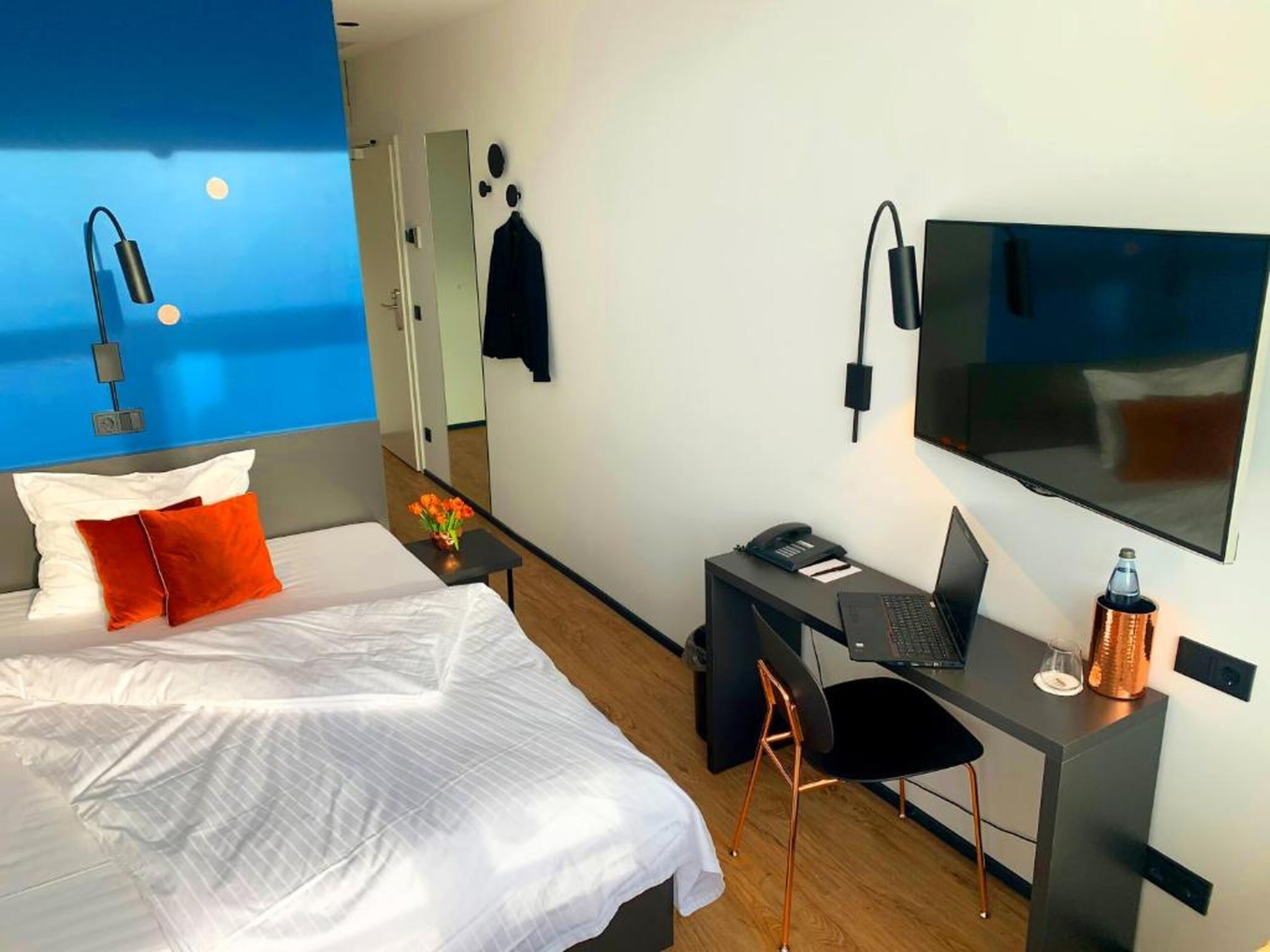 business single room, 1 queen bed | 1 bedroom, hypo-allergenic bedding, in-room safe, desk