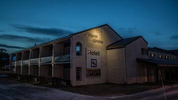 Un edificio de dos plantas con un cartel que indica que es un hotel.