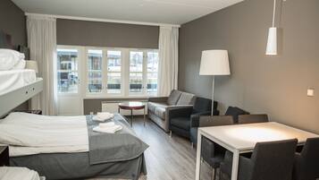 Habitación familiar, varias camas | Colchones con acolchado adicional y cortinas opacas