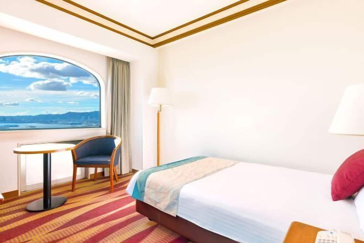 Premium bedding, desk, iron/ironing board, free WiFi