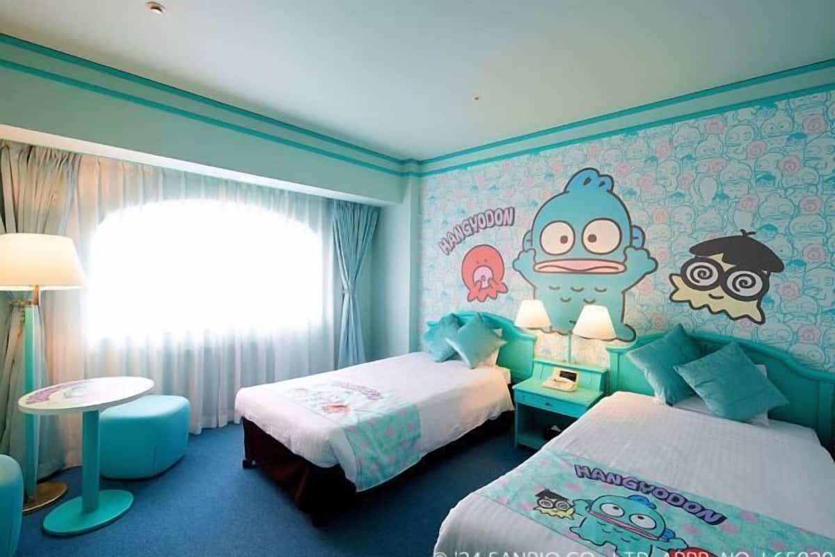 Premium bedding, desk, iron/ironing board, free WiFi