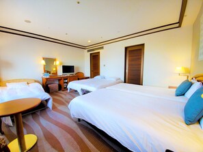 Corner Twin Room with view bath [Non-Smoking] | Desk, laptop workspace, iron/ironing board, free WiFi