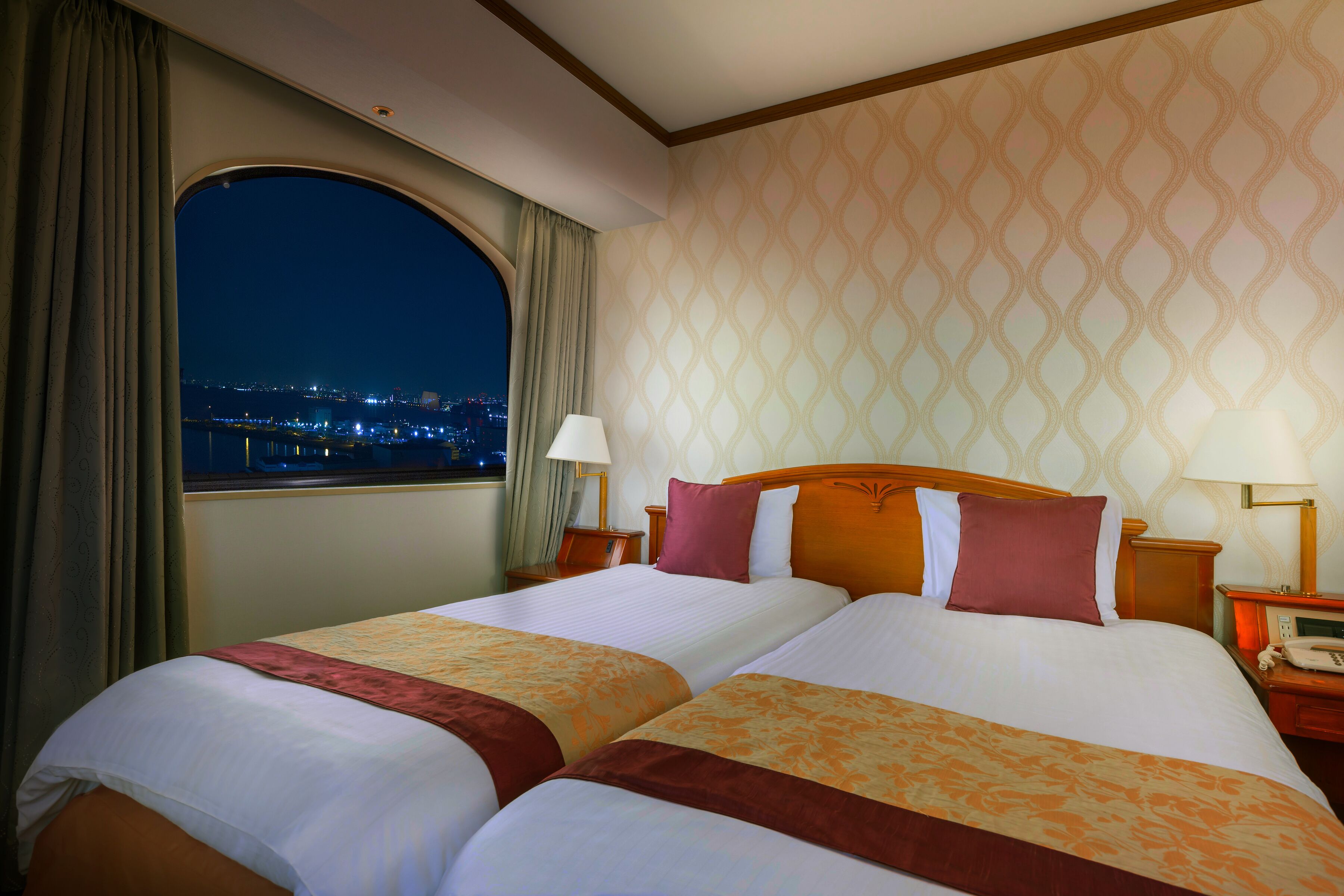 hollywood twin room single use, non smoking | premium bedding, desk, iron/ironing board, free wifi