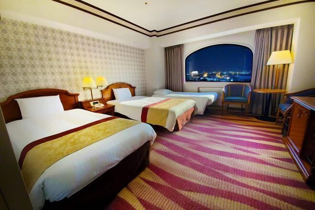 Premium bedding, desk, iron/ironing board, free WiFi