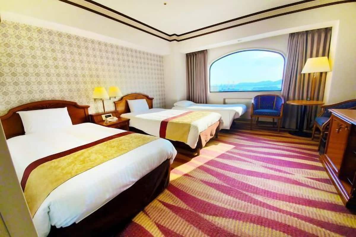 Premium bedding, desk, iron/ironing board, free WiFi