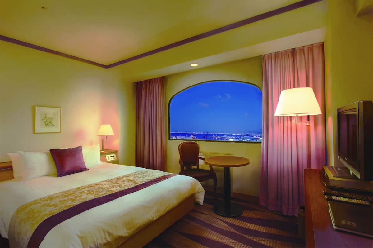 Premium bedding, desk, iron/ironing board, free WiFi