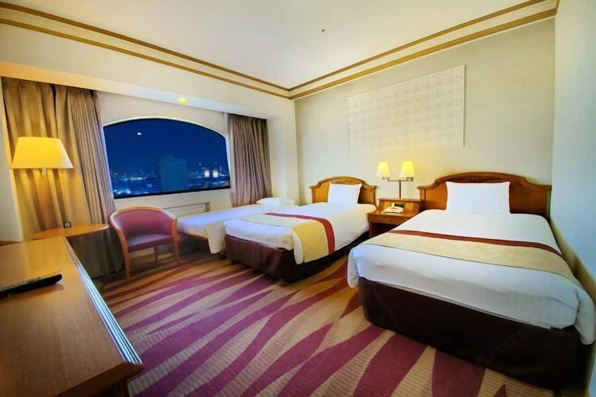 Premium bedding, desk, iron/ironing board, free WiFi
