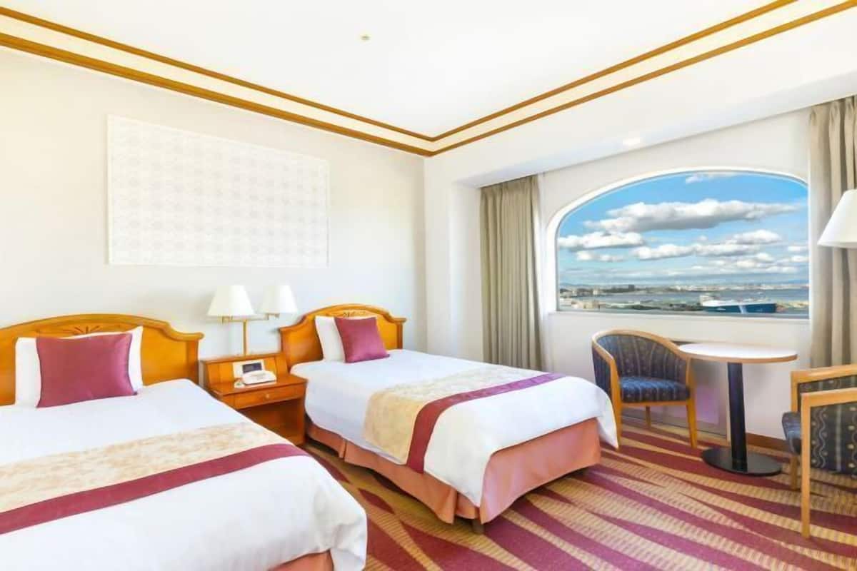 Premium bedding, desk, iron/ironing board, free WiFi