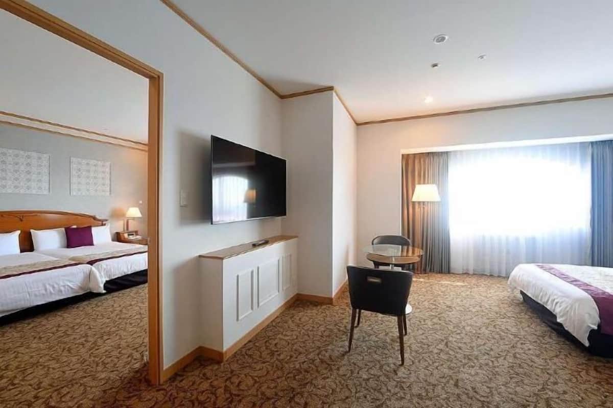 Premium bedding, desk, iron/ironing board, free WiFi