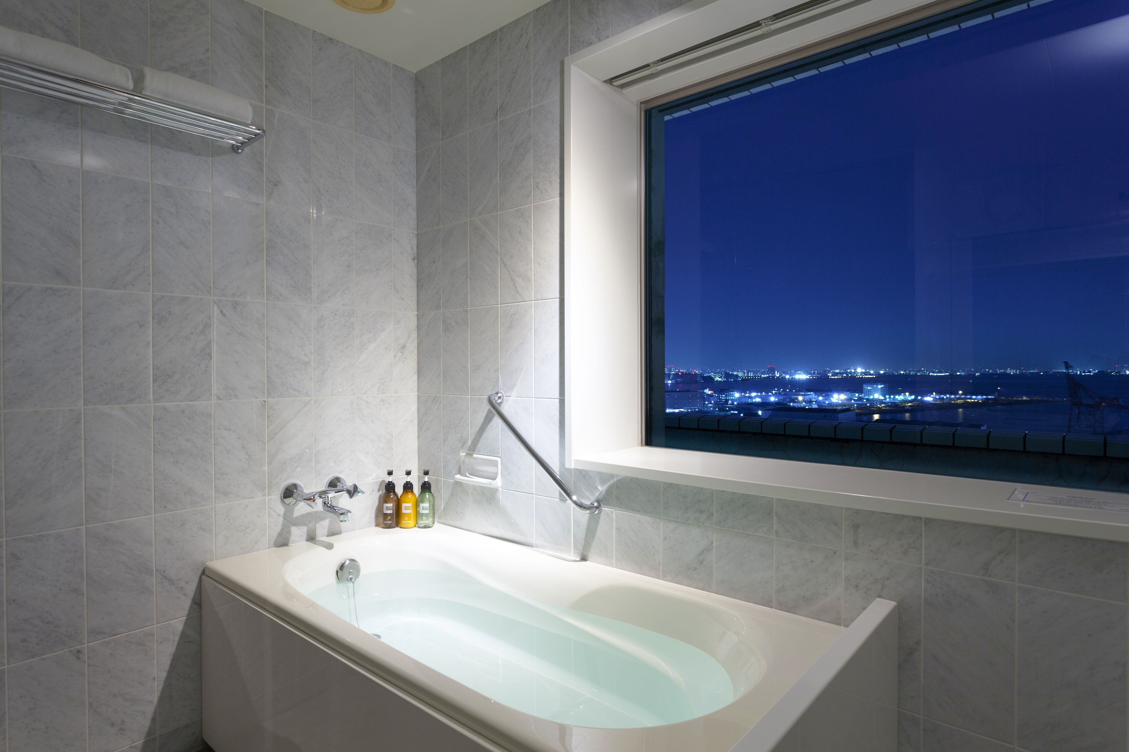 combined shower/bathtub, free toiletries, hair dryer, slippers